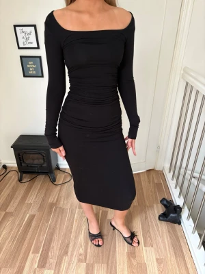 Svart långärmad midiklänning - Snygg svart midiklänning med lång ärm och figurnära passform. Från Gina Tricot i storlek XS/34 nypris 599kr. 