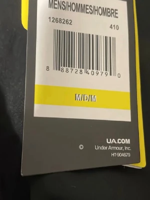 Svart HeatGear t-shirt Under Armour - Säljer en svart HeatGear t-shirt från Under Armour i storlek M. T-shirten har en fitted passform och är tillverkad i ett lätt och funktionellt material som passar perfekt för träning. Klassisk rund hals och diskret logga i nacken.