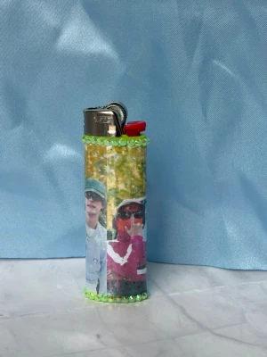 BLADEE//THAIBOY - lighter - ⭐️1st Refillable BIC MAXI LIGHTER med wrap & rhinestones ⭐️ ✨🤍 FREEBIES (godis & random stickers) ingår i alla beställningar över 70kr 🤍