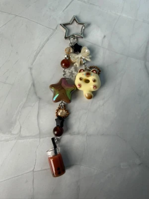 CAT//BOBA - keychain - ⭐️cat keychain ⭐️ ✨🤍 FREEBIES (godis & random stickers) ingår i alla beställningar över 70kr 🤍
