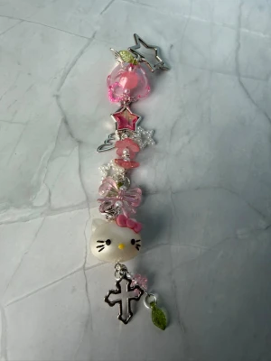 HELLO KITTY//DARK PINK - keychain - ⭐️SANRIO keychain ⭐️ ✨🤍 FREEBIES (godis & random stickers) ingår i alla beställningar över 70kr 🤍