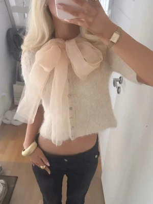 Tröja  - Tröja med trekvartsärm och rosett från Zara. Aldrig använd endast testad 