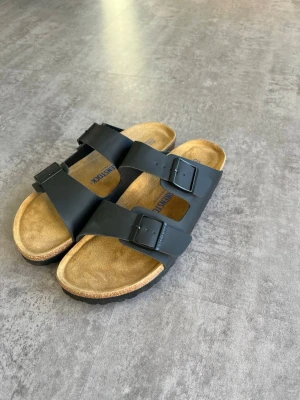 Birkenstock  - Säljer ett par Birkenstock. Tofflorna är aldrig använda och är i nytt skick. Hör av dig vid intresse!!