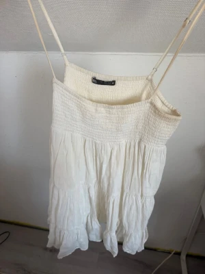 Sommar klänning  - Jätte fin vit sommar klänning från Zara, den är välanvänd och har ett hål på sidan men som går att laga! Slutsåld 