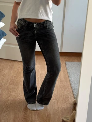 Mörkgrå Lågmidjade jeans - Lågmidjade mörkgrå jeans i storleken 158. Passar mig som är 158cm lång. Midjan är justerbar. Från Gina Young. Jeansen har inga defekter💗