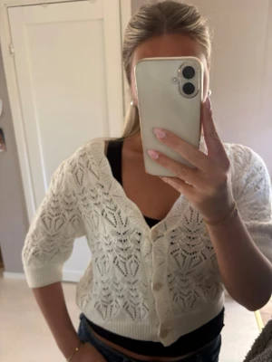 Toppar  - Vit Topp/bolero med knappar, helt oanvänd!