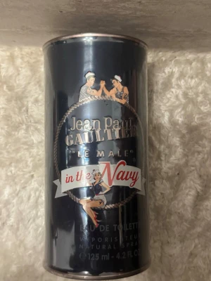 Jean Paul Gaultier Le Male In The Navy 125ml (helt ny) – limited edition - Jean Paul Gaultier Le Male In The Navy Eau de Toilette 125 ml. Helt ny och aldrig använd i originalburk. Limited edition.
