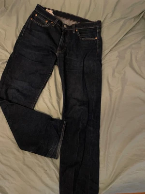 Mörkblåa Levis 514 jeans - Snygga mörkblåa jeans Levis 514 gratis frakt inom 1 vecka, hör av vid minsta fråga och pris kan självklart diskuteras.
