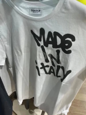 Vit Dondup t-shirt med tryck - Helt ny dondup tisha med tags. Storlek S. Sälja ej länge. Hör av dig vid frågor!