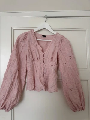 Rosa broderad blus med puffärmar - Säljer denna populära blus från Gina Tricot