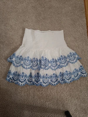 Kjol - Vollangkjol från Lindex i storlek 170 den sitter som xs/s. Man kan använda den som en topp. Skriv för fler bilder 💞