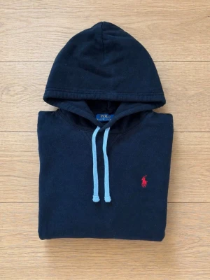 Ralph lauren hoodie - Snygg svart hoodie från Polo Ralph lauren hoodie riktigt bra skick ⭐️ hör av er vid minsta fråga!