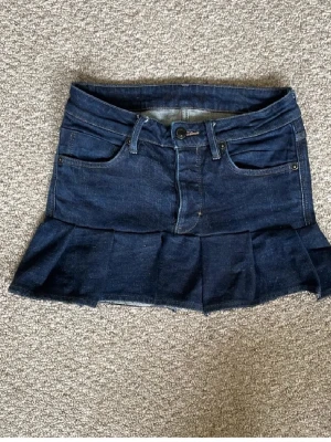 Mörkblå jeanskjol med volang - Säljer en mörkblå jeanskjol 