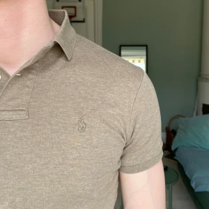 Ralph Lauren piké  - Jävligt snygg Ralph Lauren piké i perfekt skick 🙌 Han på bilder är 186 och den är för liten, skriv vid fråga 👍 