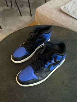 Nike Air Jordan 1 Mid Hyper Royal - Mycket bra skick! Använda endast några gånger!