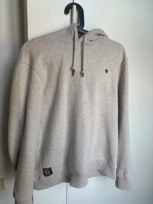 Morris tröja - Morris hoodie i färgen ”Khaki”. Väldigt bra skick, som ny. Storlek M.