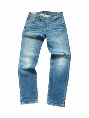 *Italienska* Jack & Jones Jeans - Tja! Säljer ett par otroligt sköna italienska jeans från Jack & Jones. Helt sjukt skön denim och väldigt snygga detaljer. 10/10 skick, storlek 31/32, passform Clark - Regular/Straight. Hör av dig vid minsta fundering!