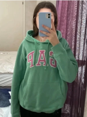 Hoodie - Säljer denna hoodie från Gap som jag köpte i USA💓den är s men passar mer som xs