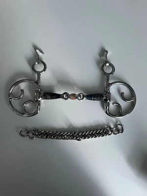 Kimblehook bett fager - ..Ett kimblehook bett från fager i storlek 11,5. Köpt på Vinted för någon månad sedan och inte använt sedan dess. Förra säljaren beskrev de slitna delarna som ”mest rost pga att det är sötmalm, ej bitmärken”. Bra skick.                                     Nypris 1299kr