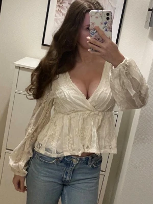 Gina tricot blus - En jättefin blus från Gina tricot❤️ Använd två gånger och har inga defekter! Skriv vid frågor eller fler bilder❤️