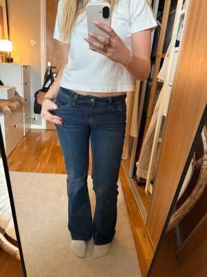 Bootcut jeans - Så snygga mörkblå bootcut jeans från hm, jättesköna!!😍💞🙏🏽