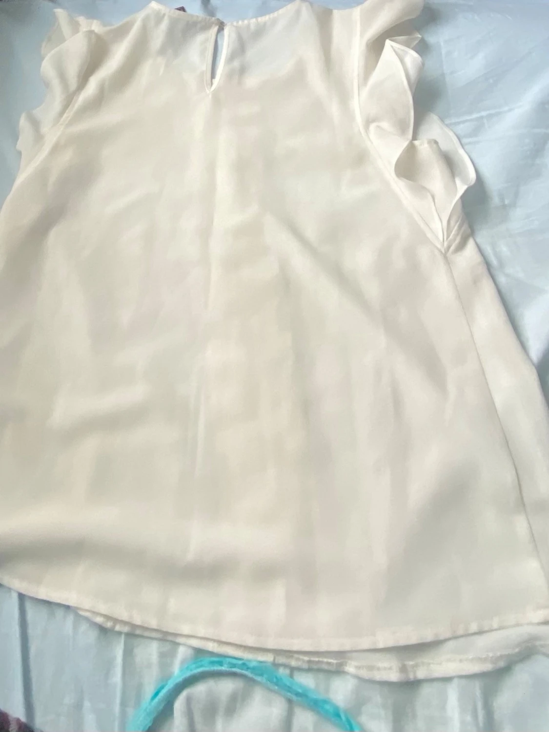 Vit blus med volangärm  - 2