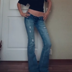 Ljusblå bootcut jeans med slitningar  - Blå bootcut jeans med slitningar från gina tricot 14+ i storlek xs. Dom är helt nya och endast använda en gång. Färgen är mer som på bild nr 2 då första har ett tiktok filter på. Pris kan diskuteras💕