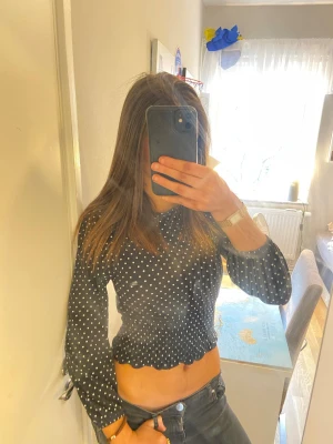 Prickig blus - Jättesöt prickig blus❤️