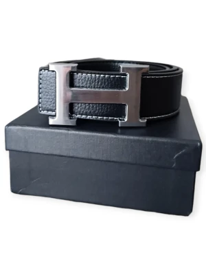 Svart skärp med H-spänne - Snyggt svart skärp med H-spännet i metall. Perfekt accessoar för att lyfta vilken outfit som helst.