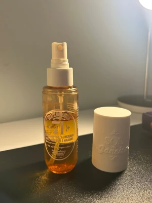 Sol de Janeiro Brazilian Crush mist - Fräsch body mist från Sol de Janeiro i doften i karimiliserad vanilj och makedamia. Flaskan är genomskinlig med vit spraypump och lock, och är 90ml men så har nu lite mer än hälften kvar. Säljer då jag inte fått användning av den på sistonde!