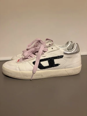 Diesel skor - Jättefina skor från diesel som endast använts enstaka gånger, i storlek 37 men passar även 38💞💞