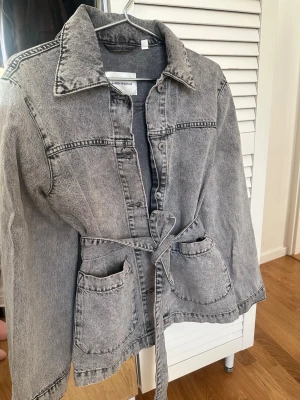 Grå jeansjacka med knytskärp - Från Carin Wester, använd fåtal gånger, passar S också 