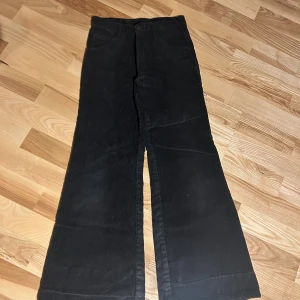 Vintage bootcut manchesterbyxor - Säljer fasters gamla jeans från 70tal, i svart mocka.🖤 superfina och insydd i midjan. Ganska tjockt material så perfekt till höst och vinter!