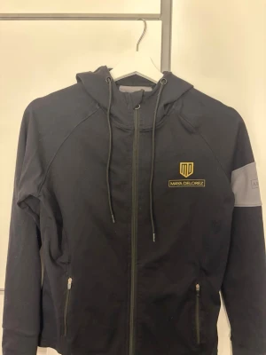 Svart hoodie från Maya Delorez - Maya delorez kofta nypris 999kr