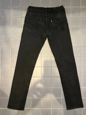 Levis 511 svarta - W28 L32. Najs straight leg fit och fläckfria med black tag
