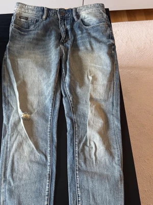 Dolce Gabbana Jeans - Säljer ett par ljusblå jeans från Dolce gabbana med raka ben och klassisk femficksmodell. Jeansen har slitningar och en patch på bakfickan. Använda max 1-3 gånger, använder ej pris kan diskuteras.