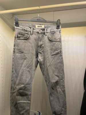 Grå jeans från Woodbird - Snygga grå jeans från Woodbird. Storlek 26x30