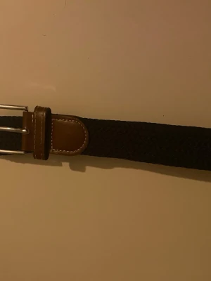 Mörkblått flätat bälte - Snyggt mörkbrunt flätat bälte Perfekt accessoar för att lyfta din outfit.