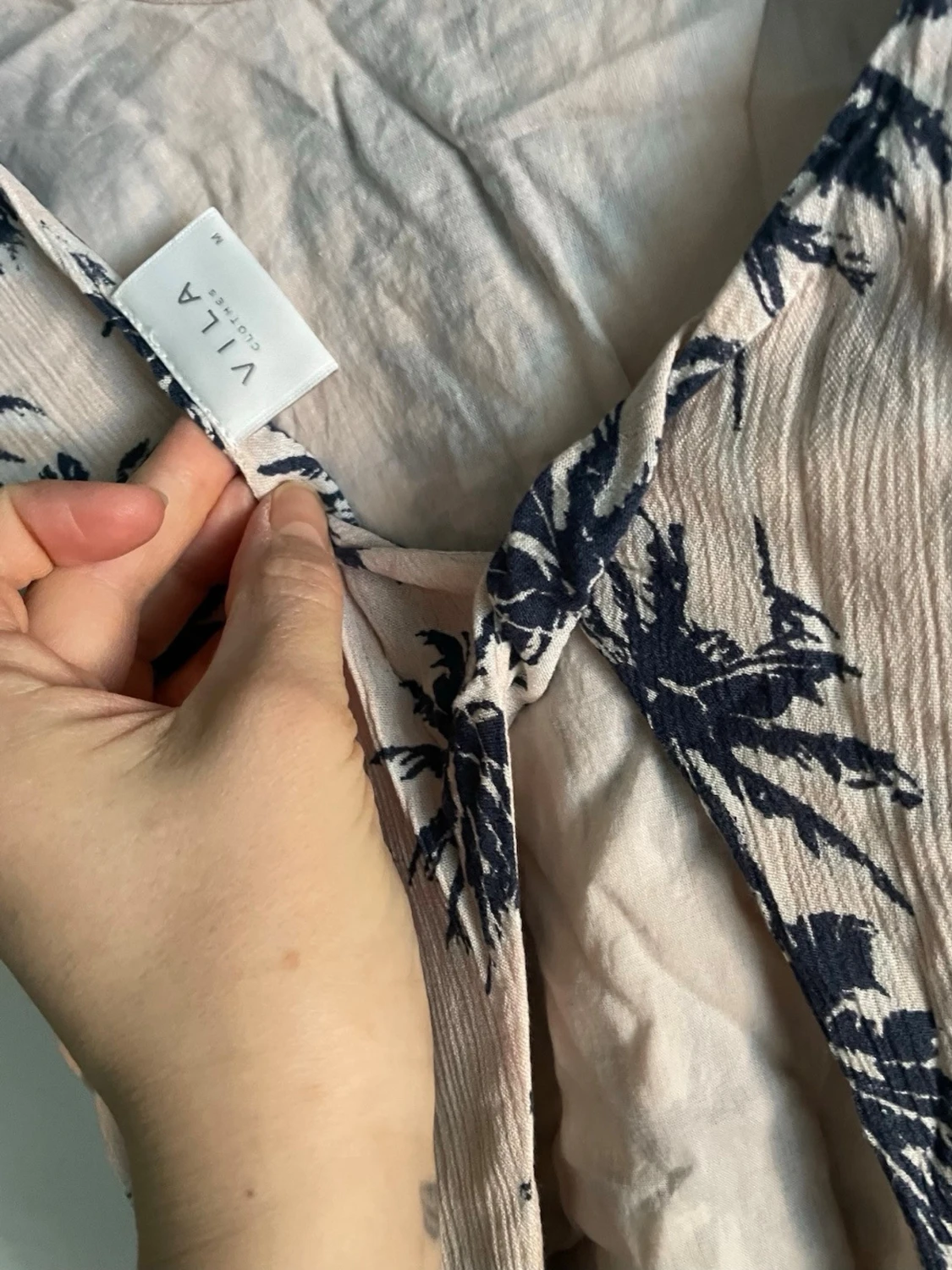 Beige kortklänning med blå palmer - 2