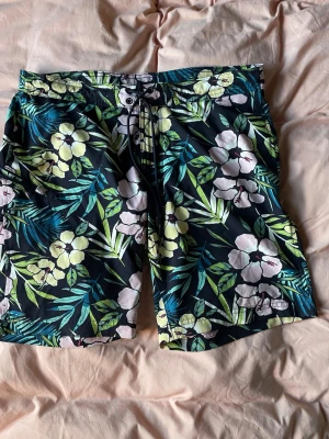 Badshorts blommor - Badshorts med blommor. Fint skick