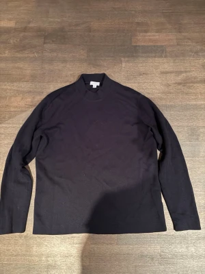 Mörkblå stickad tröja från COS - Mörkblå stickad tröja från COS | storlek: M sitter som S | Nypris ca 1000kr, mitt pris 299 |hör av er vid frågor |