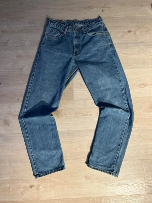 Blåa Vintage Ralph Lauren Jeans W31 L32 - Fina Vintage Ralph Lauren Jeans i blå färg. Jeansen är i mycket bra skick och sparsamt använda. |  Äkta som allt annat jag säljer! ✅|  Storlek: W31 L32 | Skick: Mycket Bra Skick | Färg: Blå | Märke: Ralph Lauren | Modell: Jeans |  Hör gärna av dig vid frågor så svarar jag så fort jag kan! 😁|  