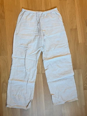 Linnebyxor  - Beiga linnebyxor i storlek 134/140 från Gina tricot Young. 