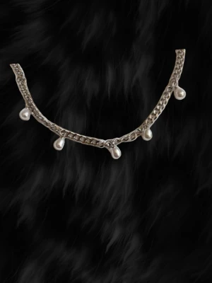 PERLA - - finns i guld och silver, valet är ditt!                            -Kedjan är i 40cm +5cm i förlängningskedja.            -Passar till alla tillfällen!! Semester, skola & fest.        Hör av dig vid frågor!! // VALENTINA☁️🤍