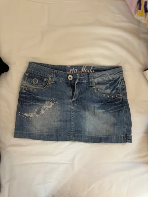 Vintage jeanskjol - Skitsnygg vintage jeanskjol med coola detaljer. Finns ingen storlek men skulle säga xs💕 fint skick!