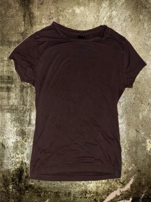 grön ish basic t-shirt - En enkel grön/grå t-shirt med rund halsringning och korta ärmar från ginatricot.