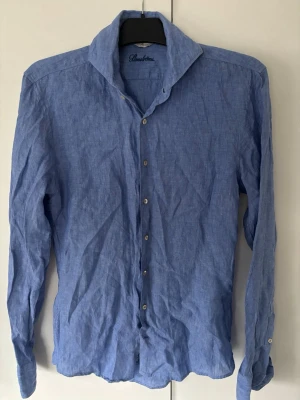 Stenströms linneskjorta  - Blå populär Stenströms linneskjorta i storlek s säljes. Passar till allt otrolig skjorta! En strykning så är den som ny och tveka inte vid minsta fråga eller fundering!