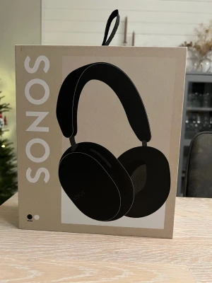 Sonos Ace trådlösa hörlurar svart - Sonos Ace är stilrena, svarta over-ear hörlurar med modern design. De har Sonos Voice Control, stöd för Dolby Atmos och funkar med iPhone, iPad och iPod. Perfekta för dig som vill ha grymt ljud och snygg look. Levereras i originalkartong.