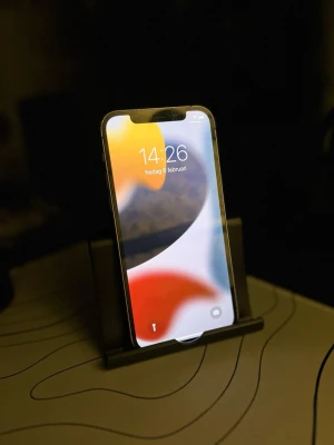 IPhone 12 - Bra skick - iPhone 12 - Lila  Bra skick  Små repor på skärm Fungerar utan problem  Laddare inte inkluderad Ingen box  Inget skal 64gb  Priset kan diskuteras! ☺️