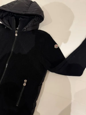 MONCLER Tricot Cardigan - Säljer min Pappas cardigan. Storlek XXL men passar XL då Moncler är små i storlek. Först till kvarn!🙌🏻